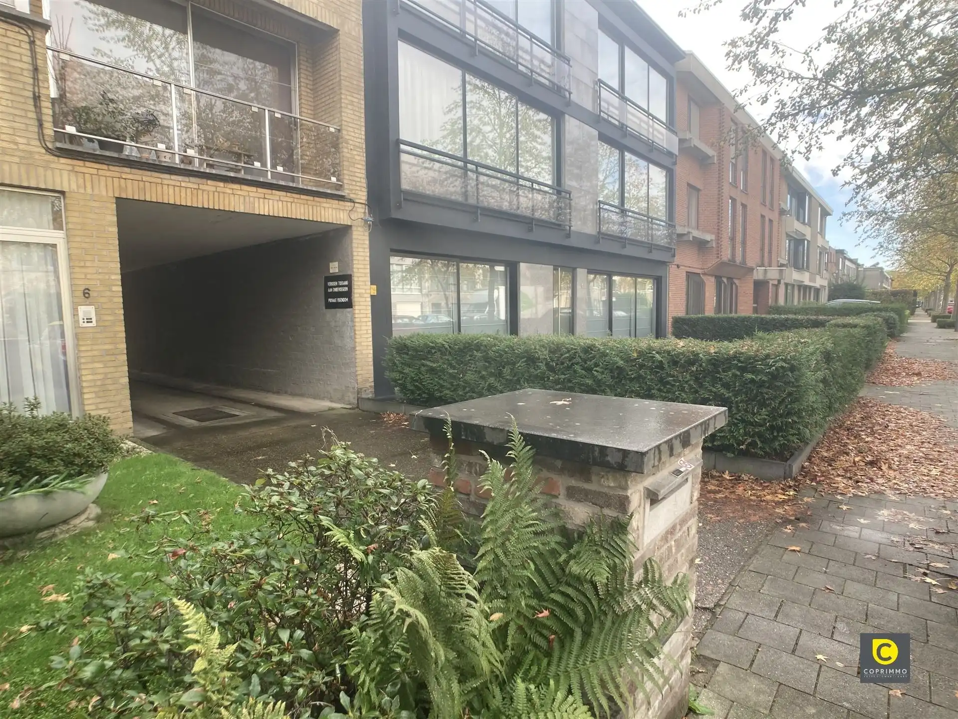 Ruime garagebox met automatische poort!  foto {{pictureIndex}}