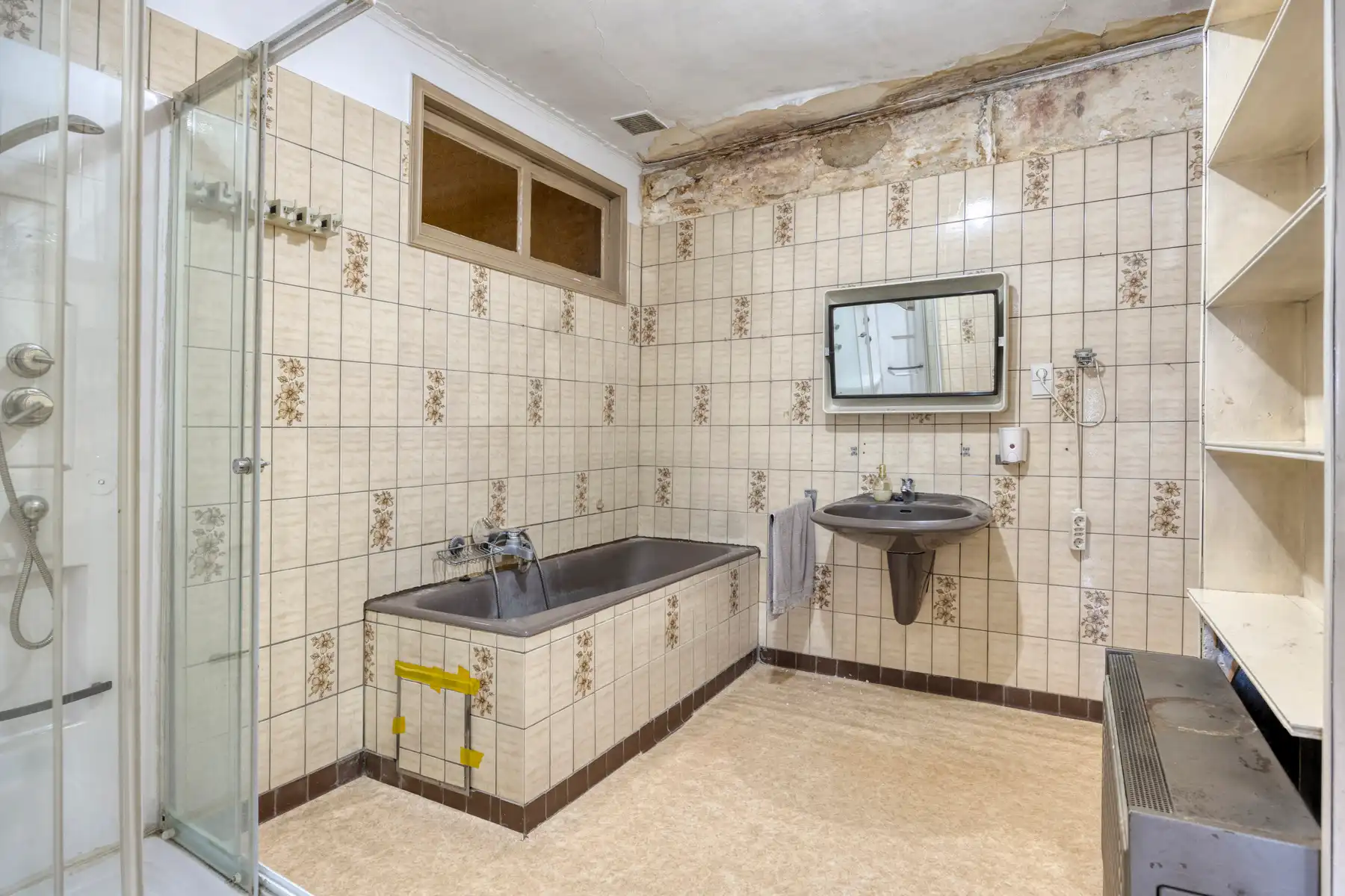 Centraal gelegen woning met veel potentieel foto 14