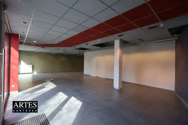 Handelspand van 122 m² in Genk-centrum, tegenover Shopping 1 foto 2