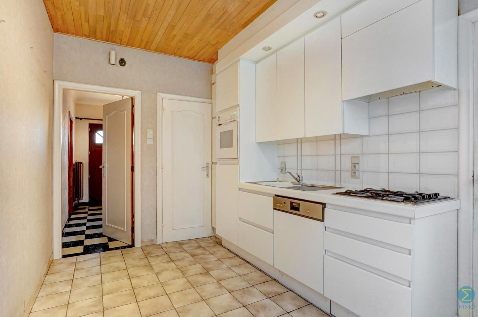 Te renoveren woning met potentieel, 4 ruime slpks op 898m² foto 9