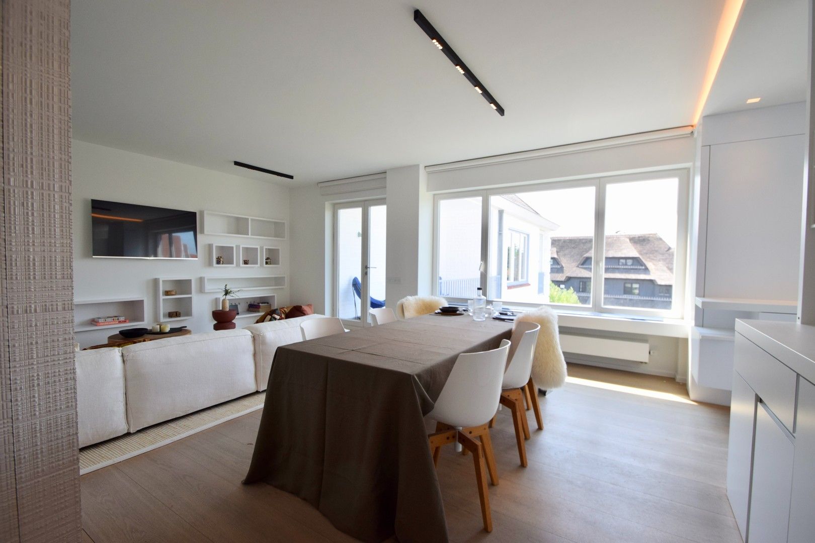 Volledig gerenoveerd hoekappartement in een standingvolle villaresidentie gelegen in het Zoute. foto 5