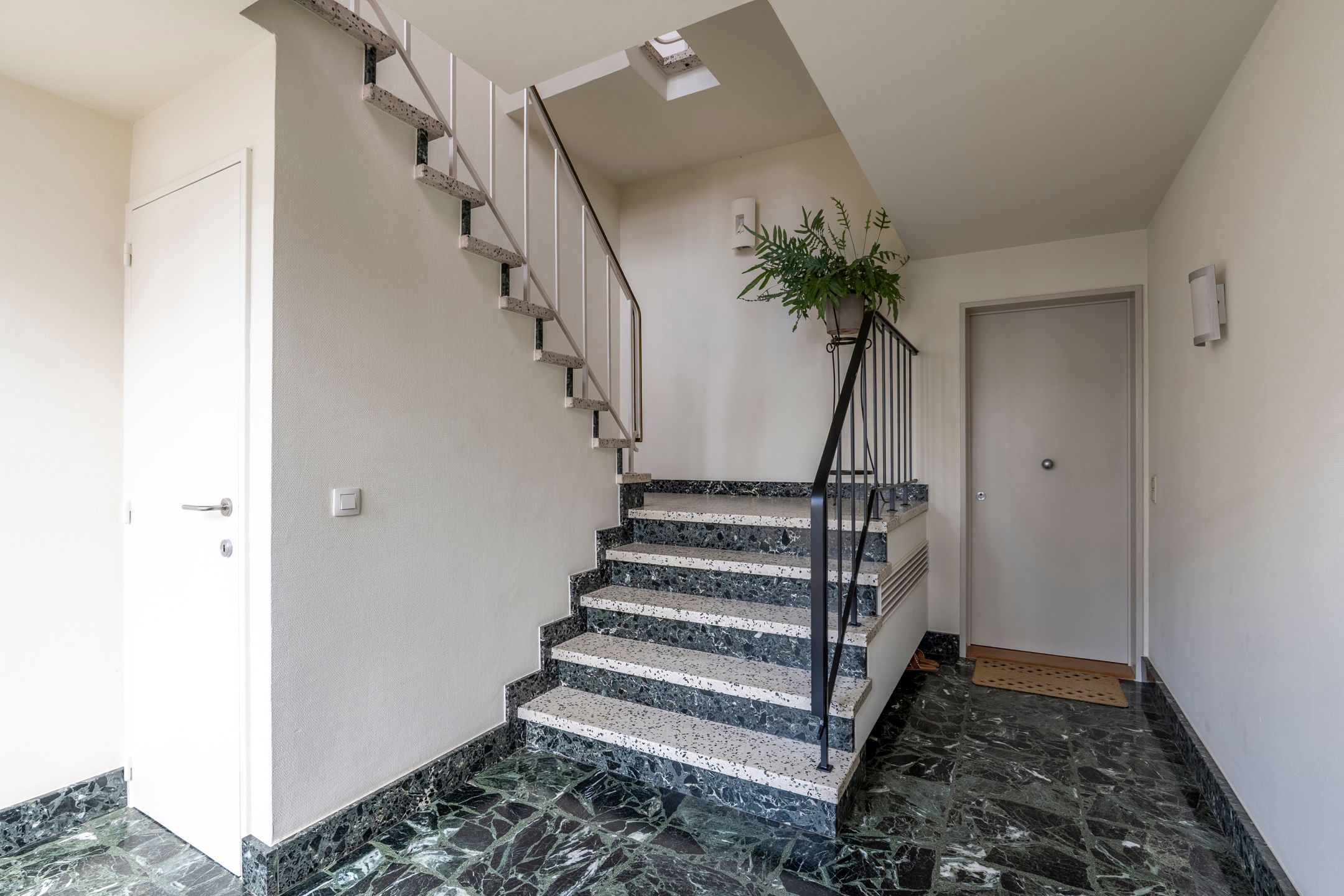 Stijlvol gelijkvloers appartement met binnenterras, tuin en binnenzwembad met wellness. foto 21