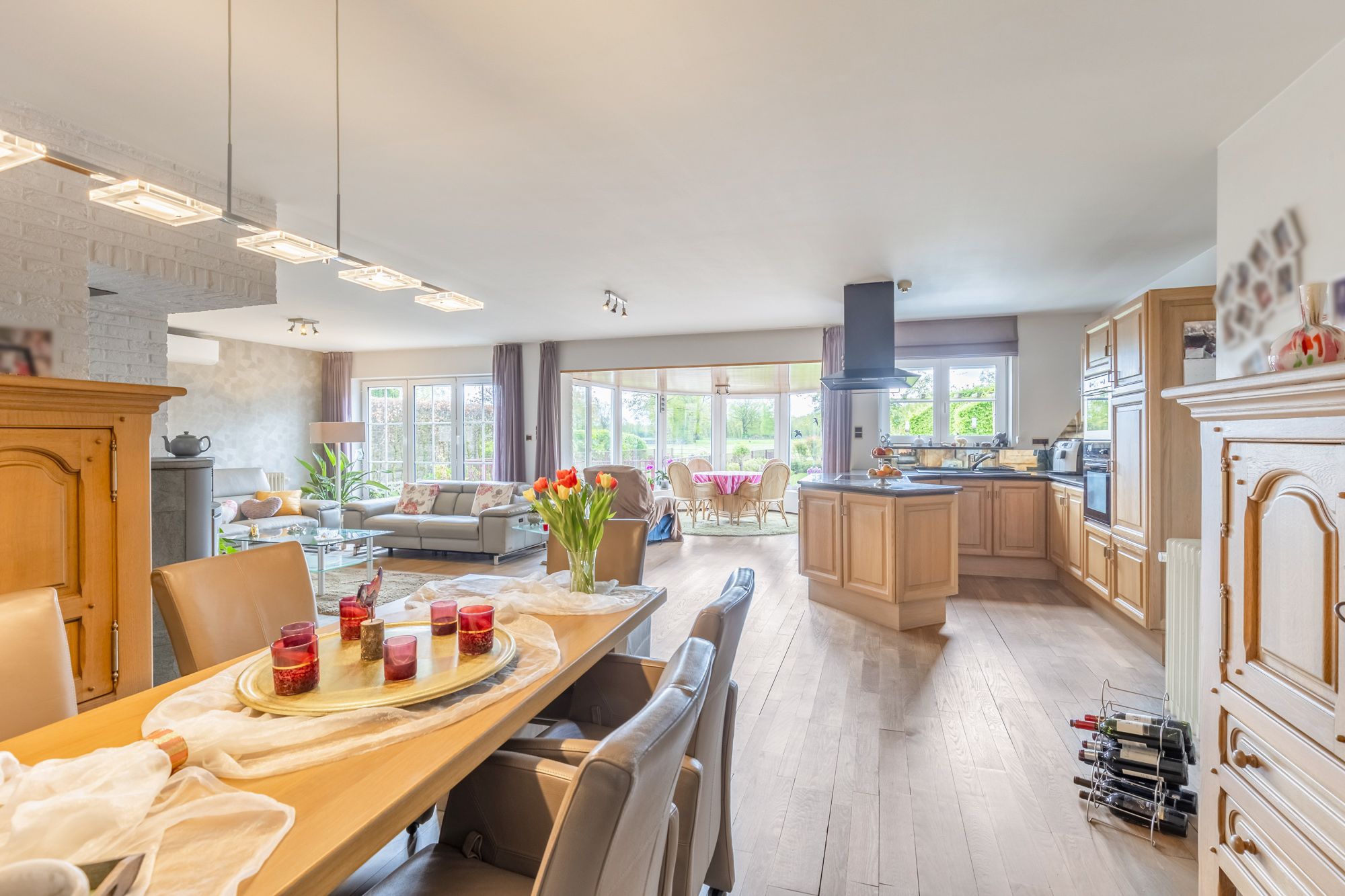 IDEALIS VASTGOED - ZEER RUSTIG GELEGEN VILLA MET ACHTERLIGGEND PERCEEL (+-2ha) ! – Perfect onderhouden woning met fijne indeling op een centrale locatie en dicht bij het centrum van Overpelt! Deze woning omvat +-431m² bewoonbare oppervlakte met een fijne lichtrijke leefruimte, 3 keukens, 3 badkamers, 4 slaapkamers, een zeer aangename veranda met prachtig uitzicht op de achterliggende weides en is volledig onderkelderd!! De woning is gelegen op een perceel van +- 2 ha op het ’Lindel’ en op fietsafstand van het centrum van Overpelt. Zeer geschikte woning voor paarden- en dierenliefhebbers die opzoek zijn naar een perfect onderhouden, instapklare woning met veel ruimte, stallingen en opbergplaatsen. foto 12