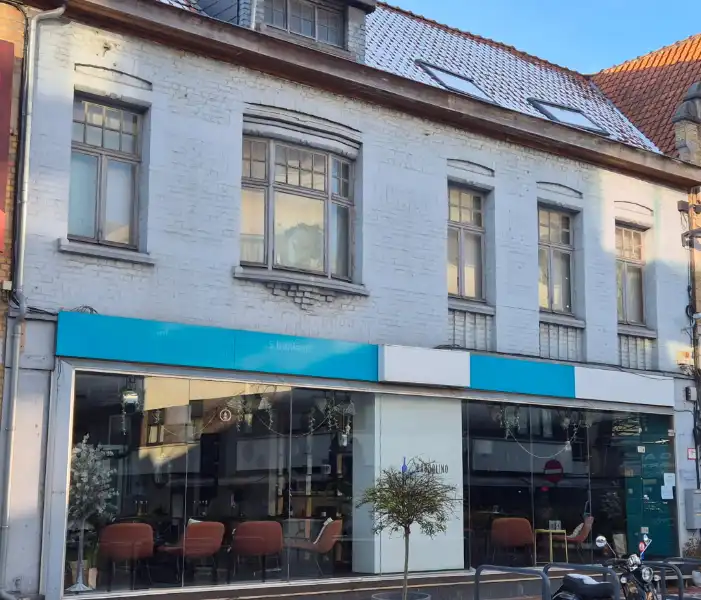 Roeselare-stadskern. Uitstekend zichtbaar gelegen gelijkvloers handelspand met extra 2 verdiepingen potentieel. Bestaande huuropbrengsten. Potentieel polyvalent pand ! foto 14