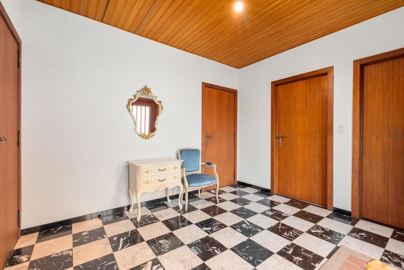 Torhout- Vrijstaande woning met 5 slaapkamers. foto 6