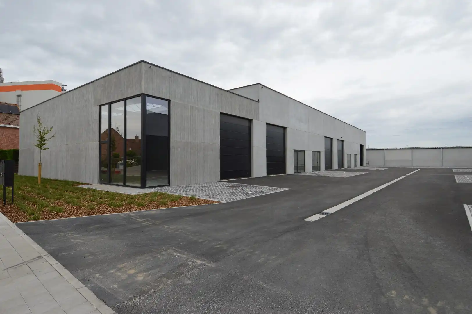 Nieuwbouw KMO-Unit in Waregem/Sint-Eloois-Vijve incl. 2 standplaatsen (Unit 3) te huur foto {{pictureIndex}}