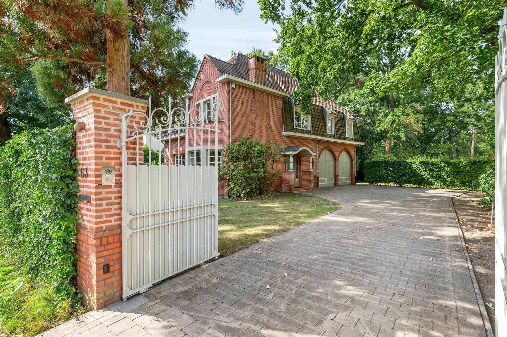 Charmante villa in gegeerde woonwijk Koningshof te Schoten foto {{pictureIndex}}