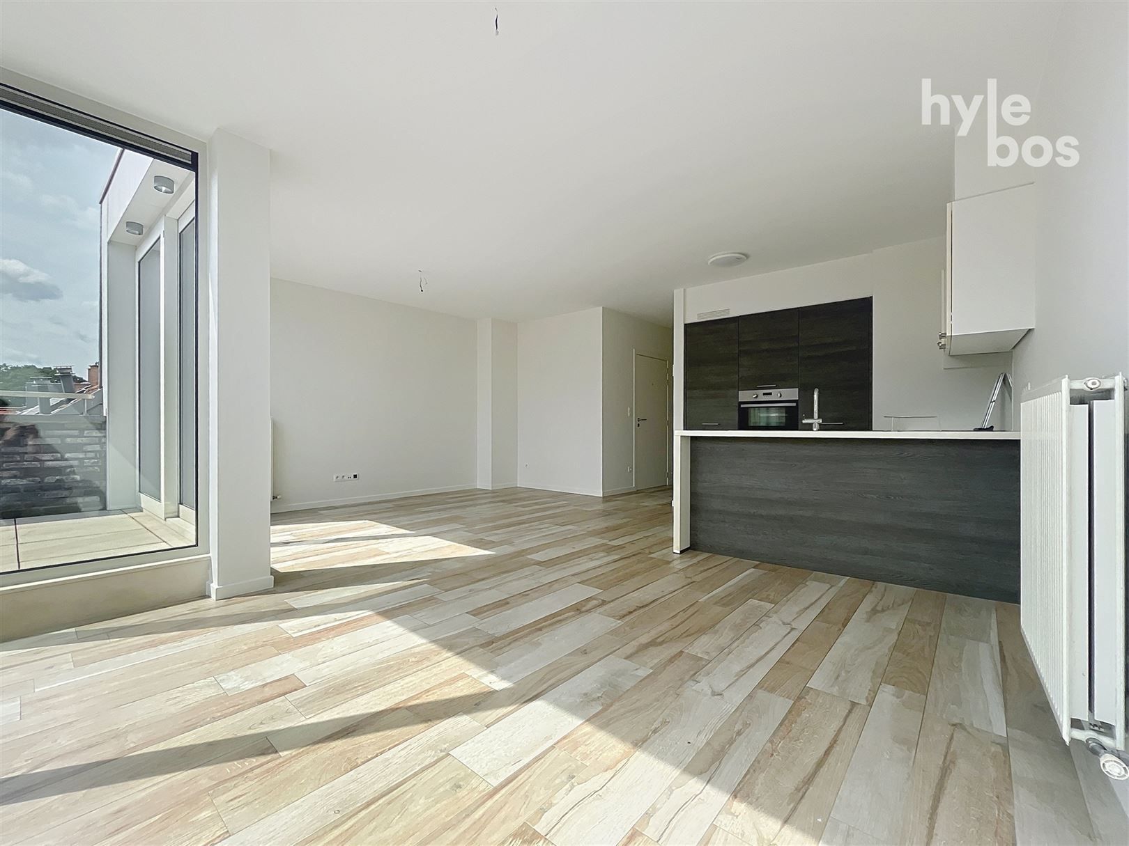 Centraal gelegen, instapklaar 2 slaapkamer appartement met autostaanplaats foto 5
