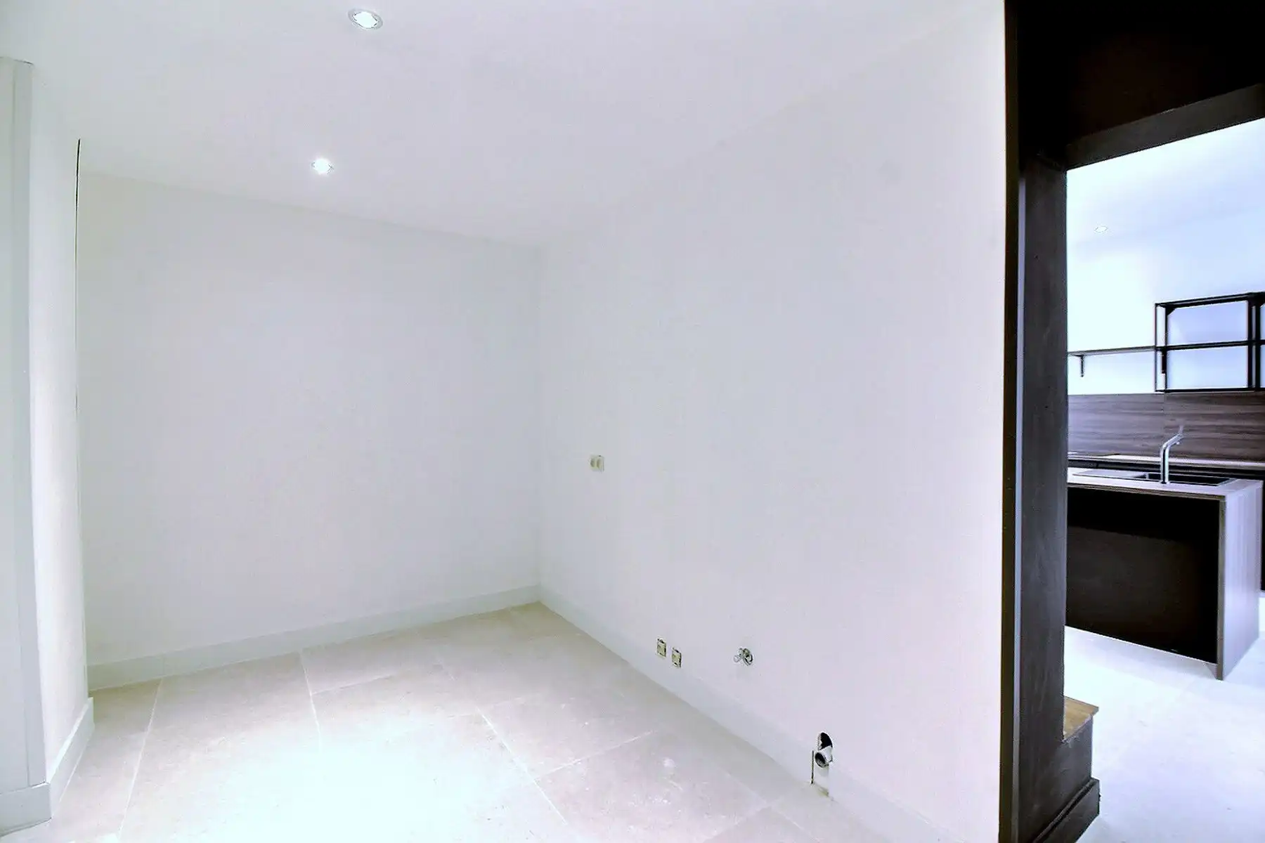 Riante woning met 4 kamers en grote tuin foto 5