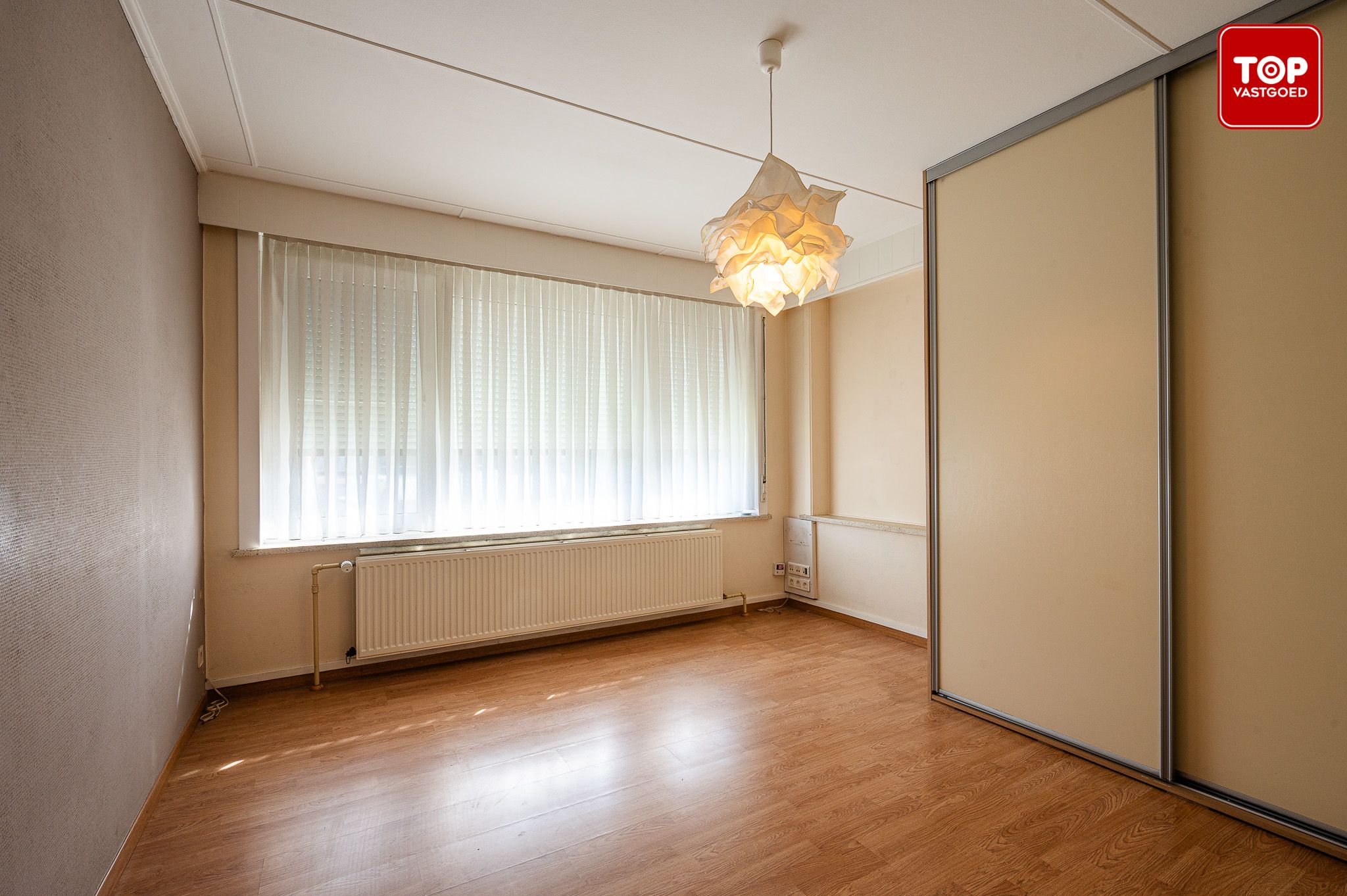 Instapklaar 2-slaapkamer appartement met terras en garage. foto 13