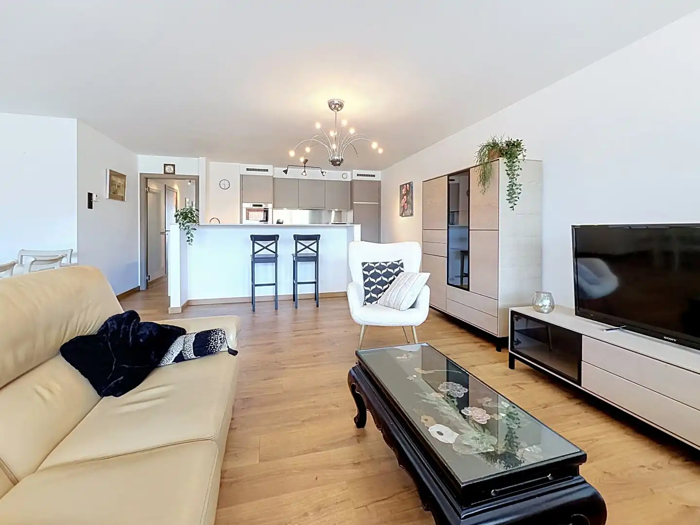 Lichtrijk woonappartement met ruim terras vlak bij zee.  foto 4
