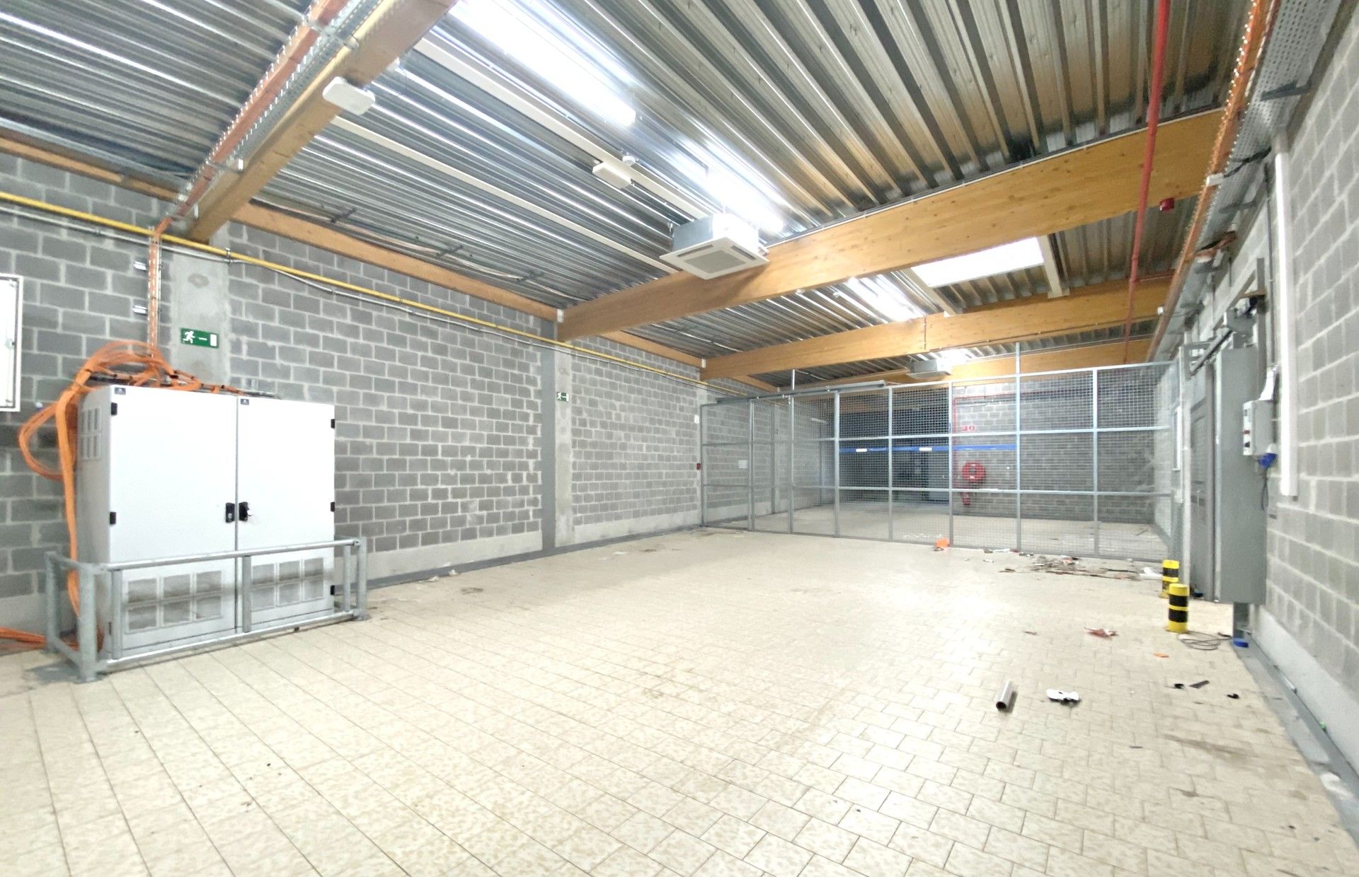 BAANWINKEL / COMMERCIEEL GEBOUW MET PARKING foto 18