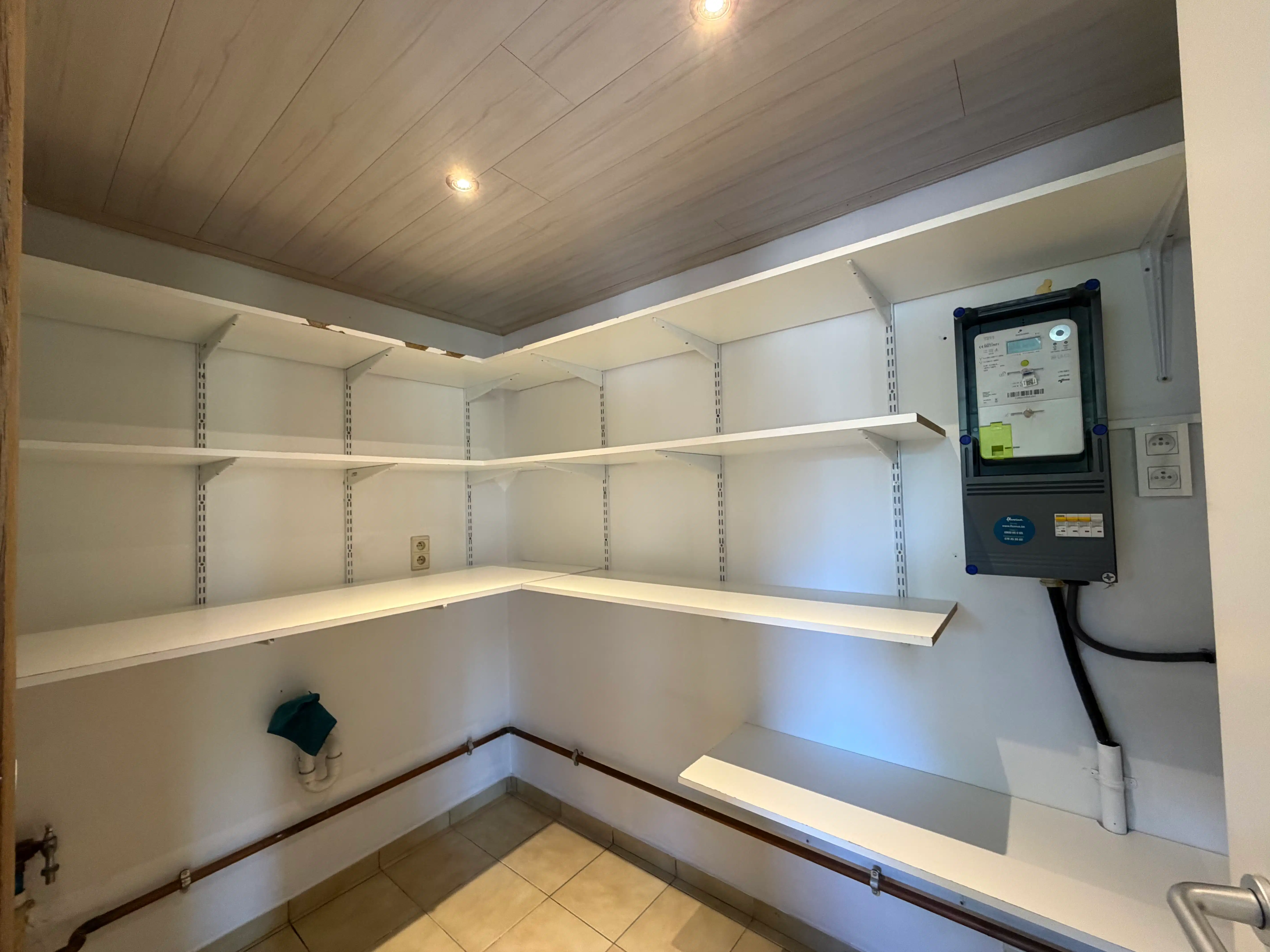 Halfopen woning met 3 slaapkamers, tuin en carport foto 7