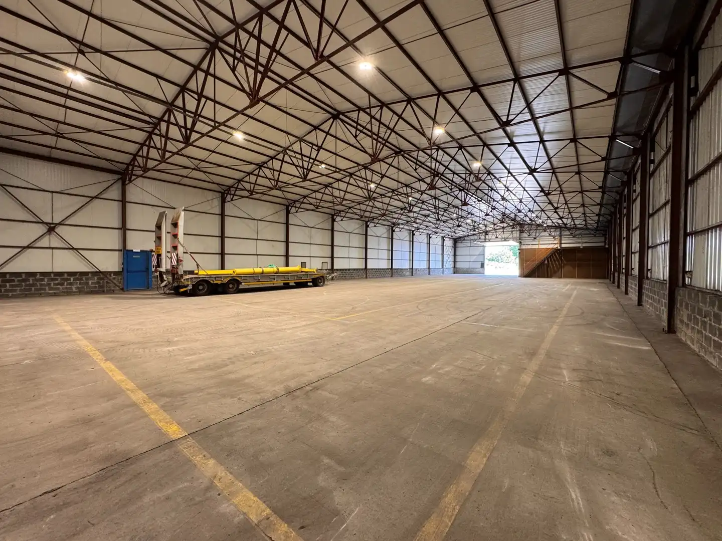 Magazijnruimte van 1.000 m² met mezzanine te huur in Zedelgem foto 2