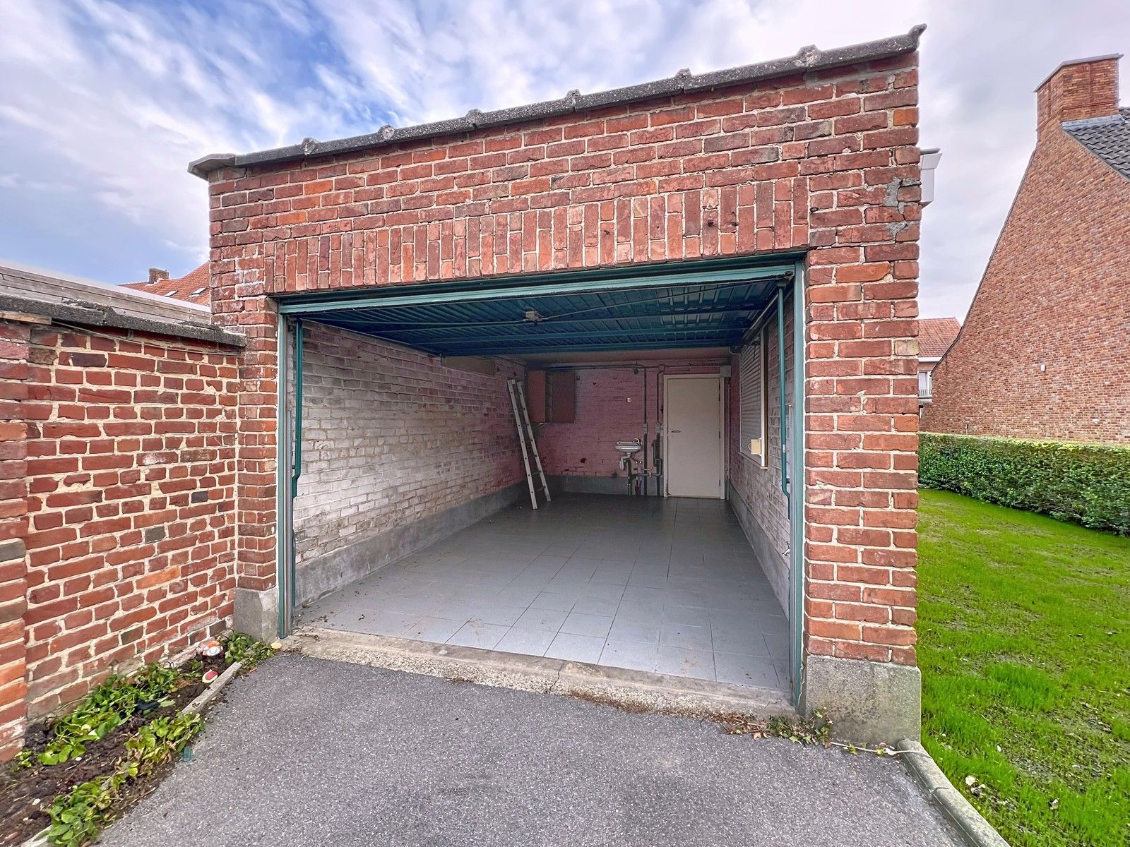 Ruime gezinswoning met garage + magazijn van 260m² en zonnige tuin in hartje Izegem. foto 17
