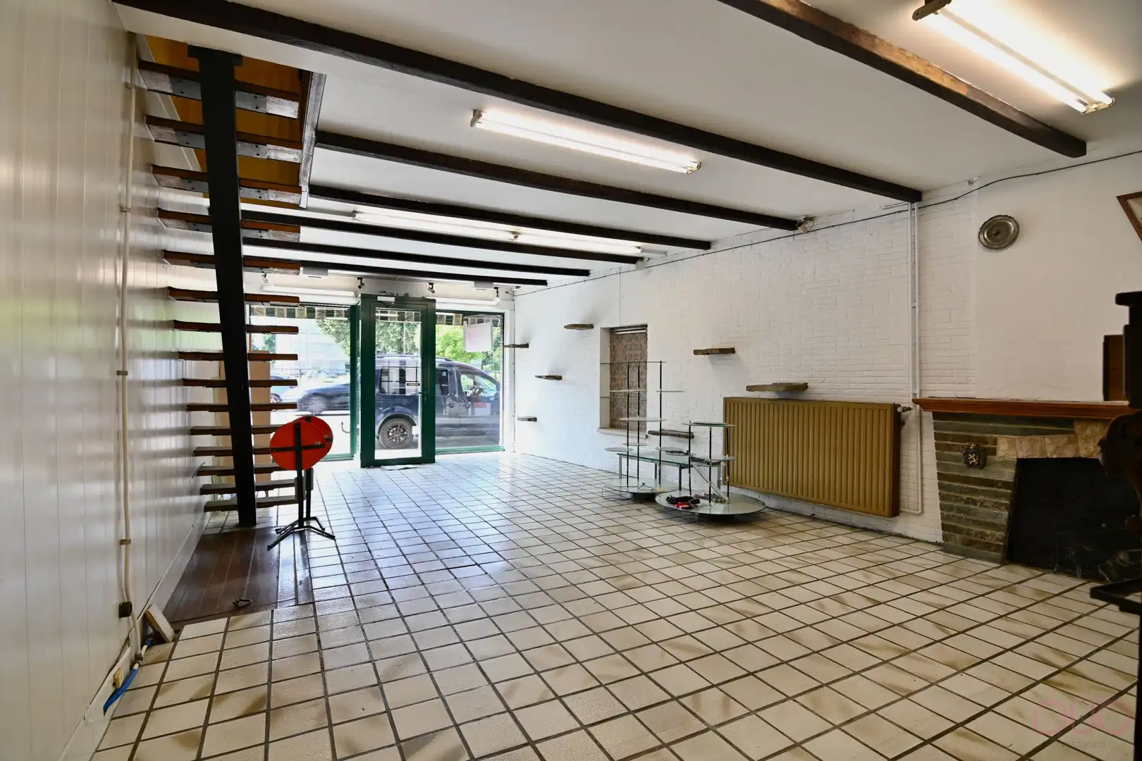 Polyvalent handelshuis met woonst vlakbij het Sint-Trudo Ziekenhuis foto {{pictureIndex}}