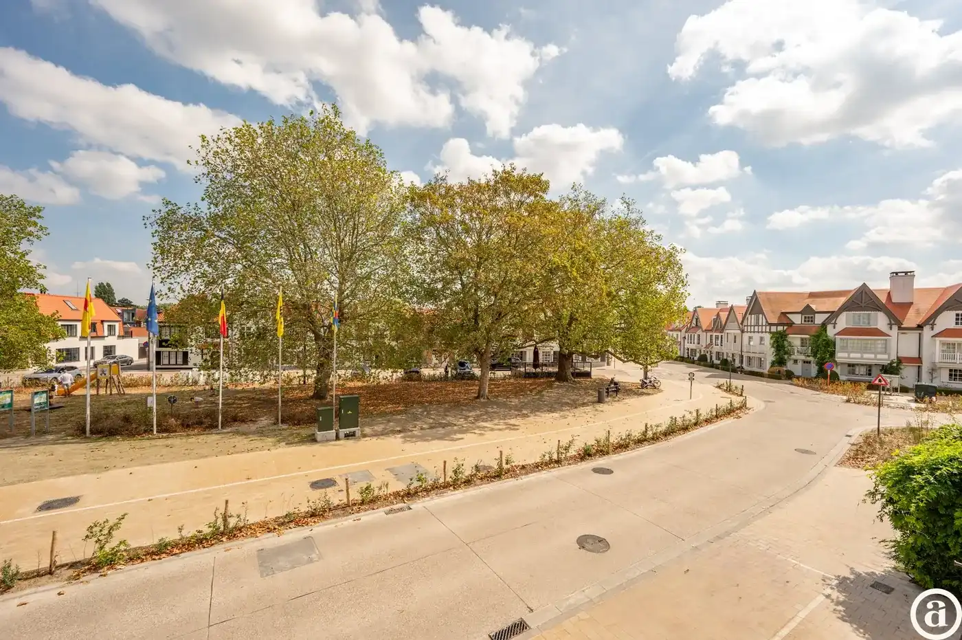 Recente woning aan het karaktervolle Oosthoekplein.          foto 2