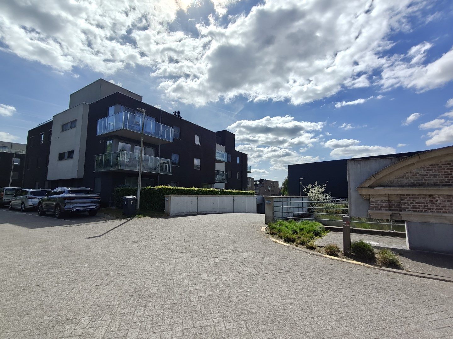 Autostaanplaats te huur in het centrum te Lokeren  foto {{pictureIndex}}