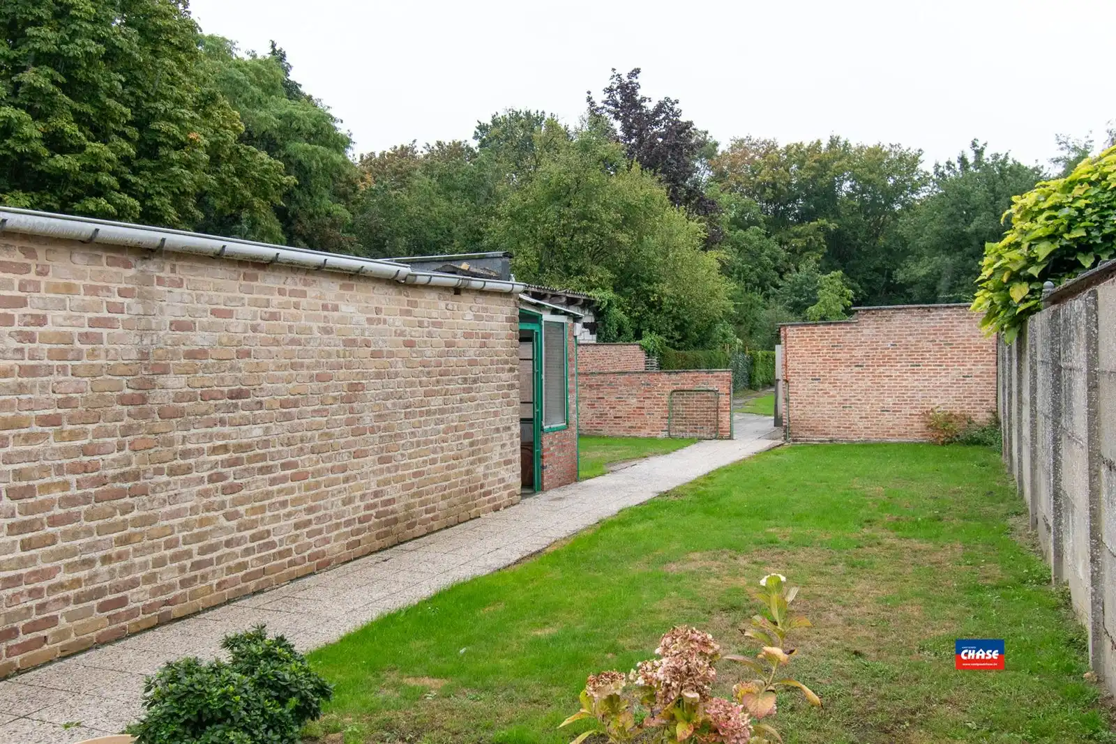 HOB met drie slaapkamers, garage en grote tuin foto 18