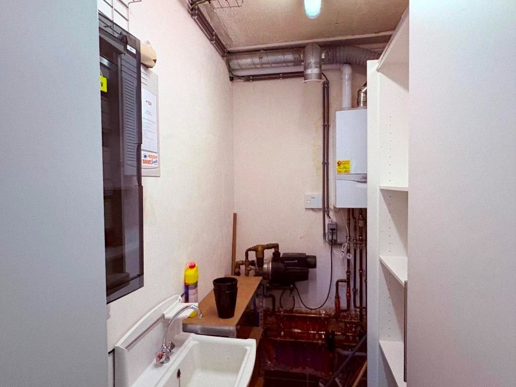 Duurzaam en sterk visueel gelegen kantoorgebouw met 3 standplaatsen en groot bovenliggend appartement. foto 12