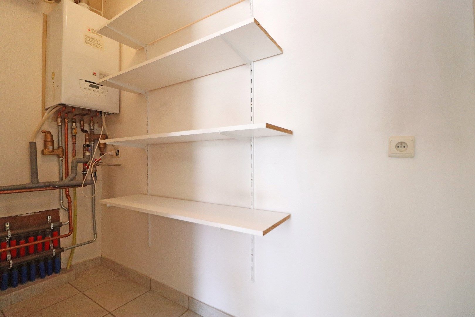 Verzorgd appartement met ruim terras foto 8