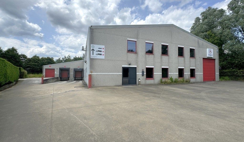 Bedrijfspand te huur in KMO-zone nabij N16 te Bornem foto {{pictureIndex}}