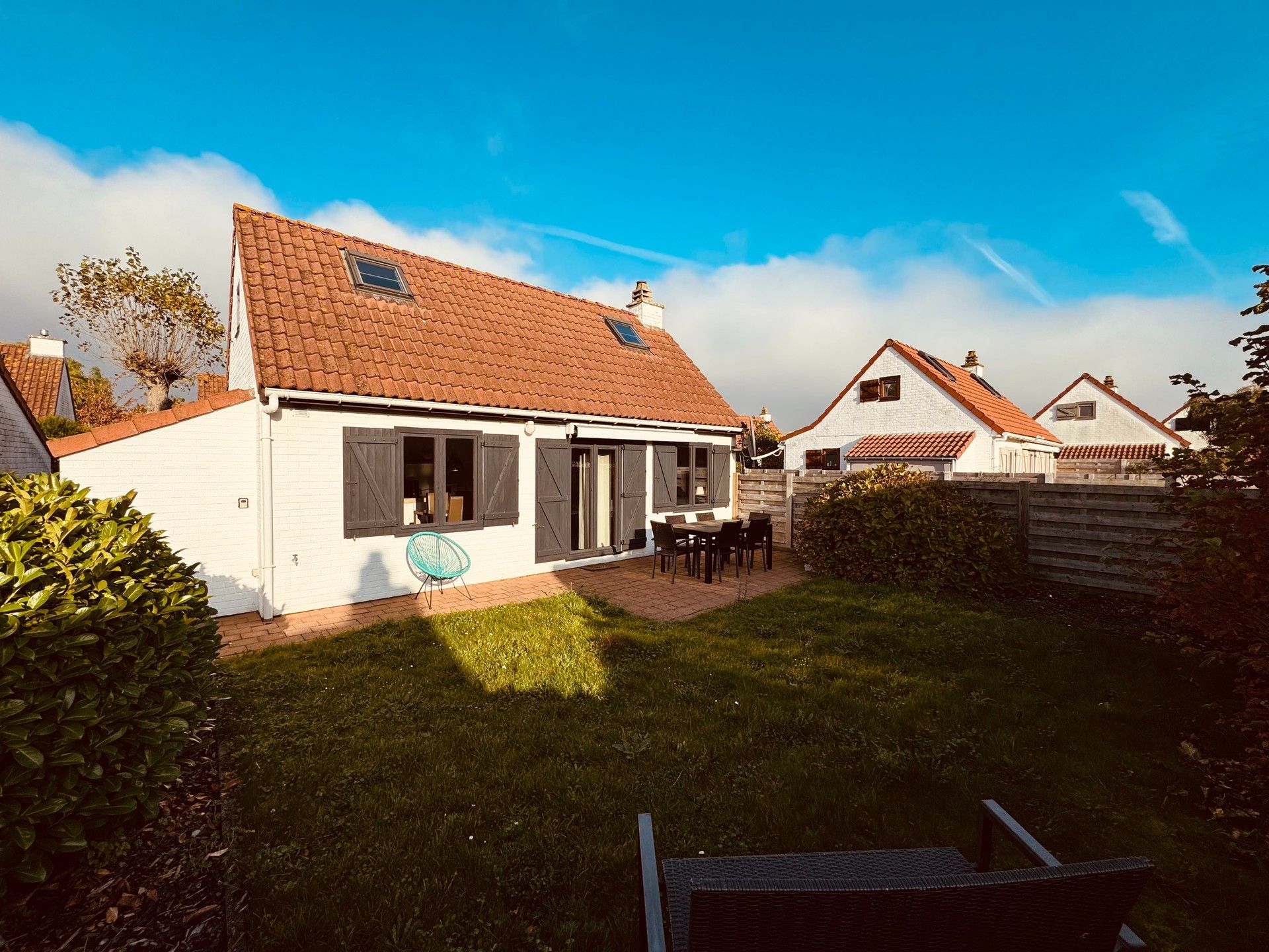 Hoofdfoto van de publicatie: Verzorgde visserswoning met drie slaapkamers te koop aan het centrum van De Haan.