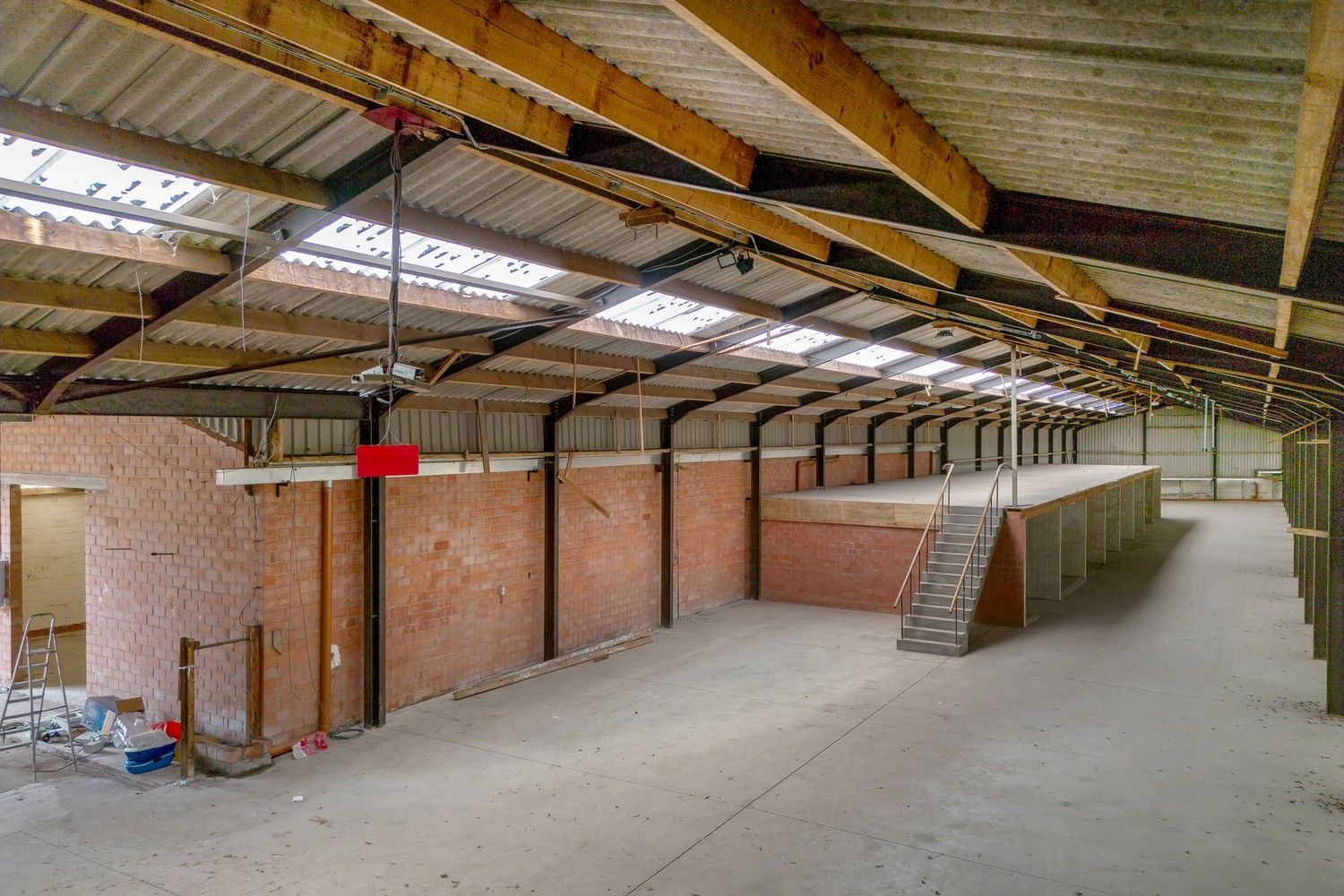 Woonst met zeer ruim magazijn van 1600 m² op een uitstekende locatie foto 25