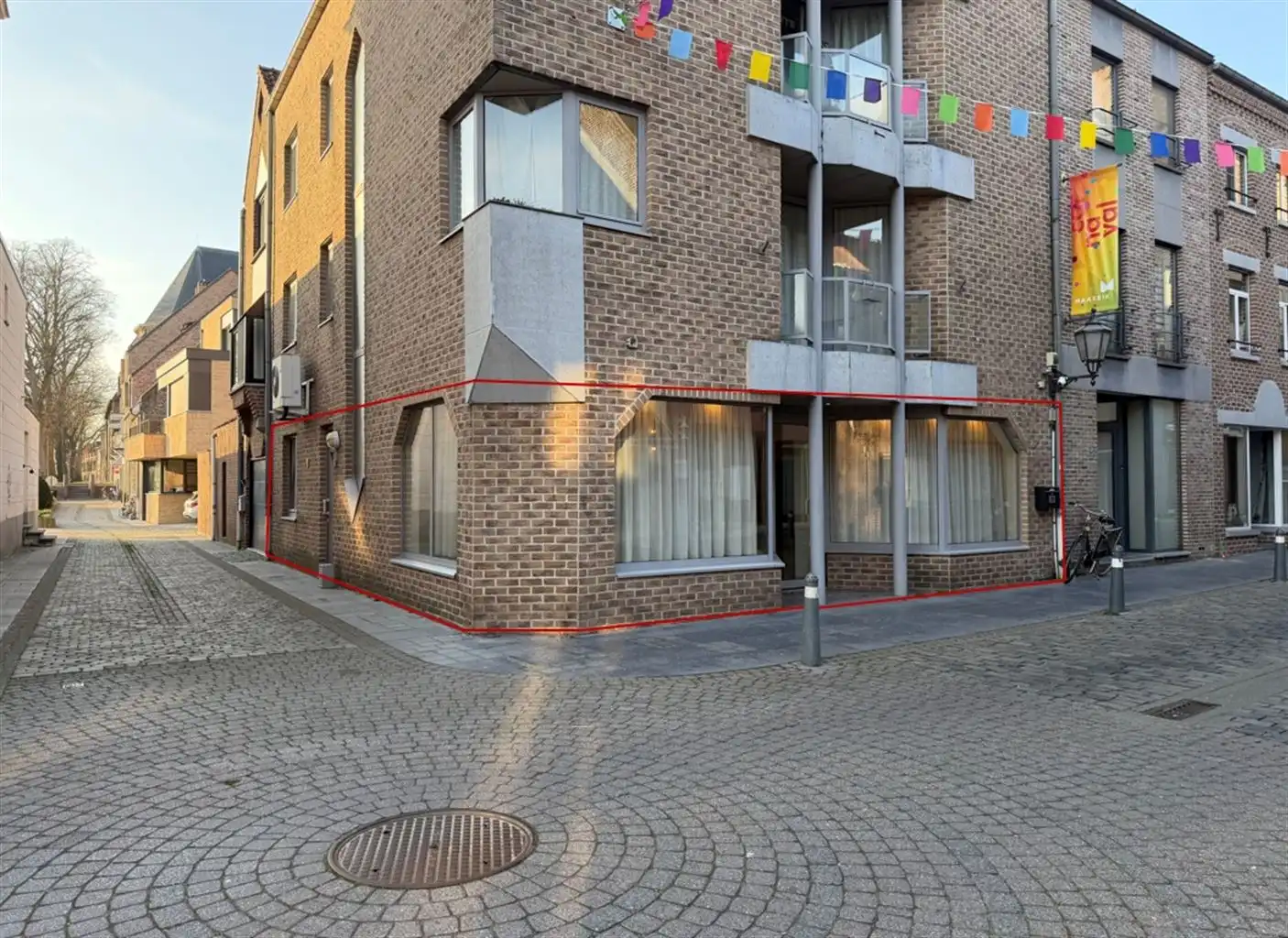 Instapklare kantoorruimte of praktijkruimte. Reeds voorzien van burelen en verlichtingsarmaturen vlakbij de Markt en de Hepperpoort. foto 15