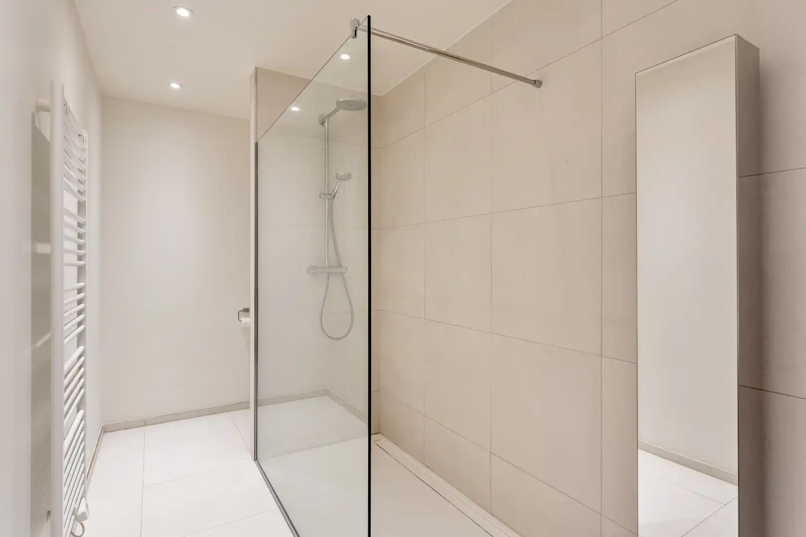 Exclusief penthouse met ruim terras, 2 slpk, dubbele autostaanplaats, centrum Genk foto 22