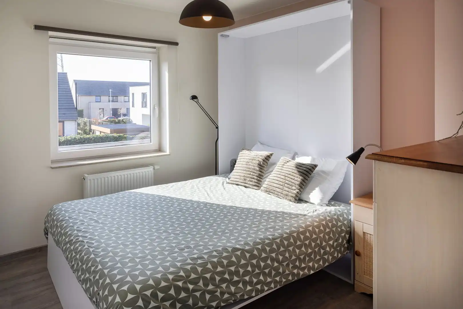 Jonge halfopenwoning met inpandige garage en aangename tuin. foto 13