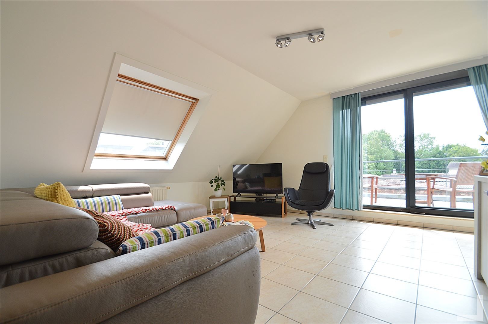 Dakappartement met terras te huur op centrale locatie in Ieper foto 4