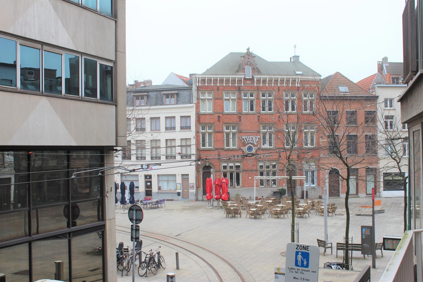Gemeubeld, lichtrijk appartement  foto 8