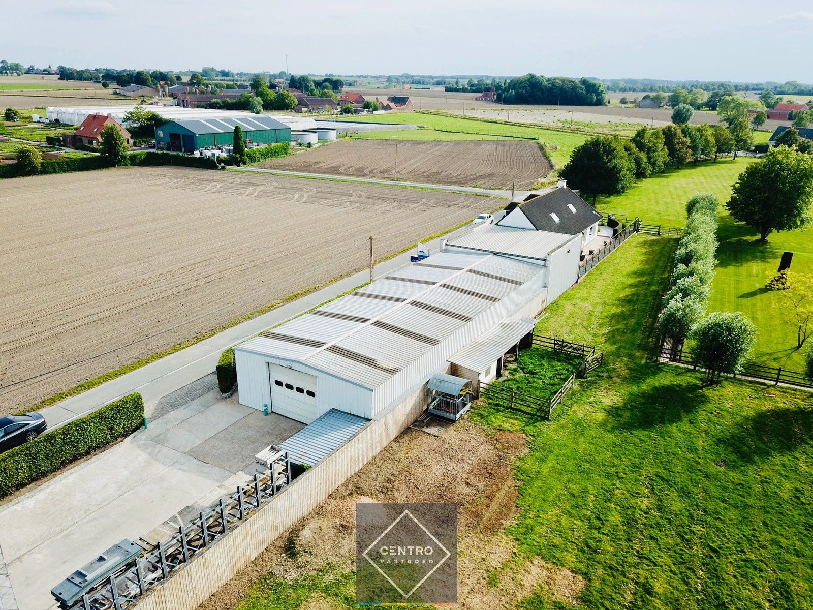 Instapklare MAGAZIJN (215m²), voorzien van een automatische sectionaalpoort en verharde en volledig omheinde KOER (600m²). Op slechts 2,8km van E403 (afrit Lichtervelde). foto 2