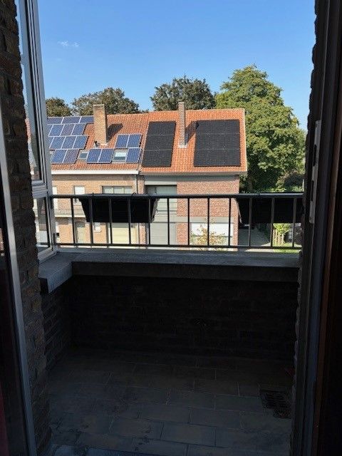 Residentieel, centraal gelegen,  2- slaapkamer-appartement met zuid- gericht terras achteraan, balkon vooraan, ruime garage en kelder. foto 10