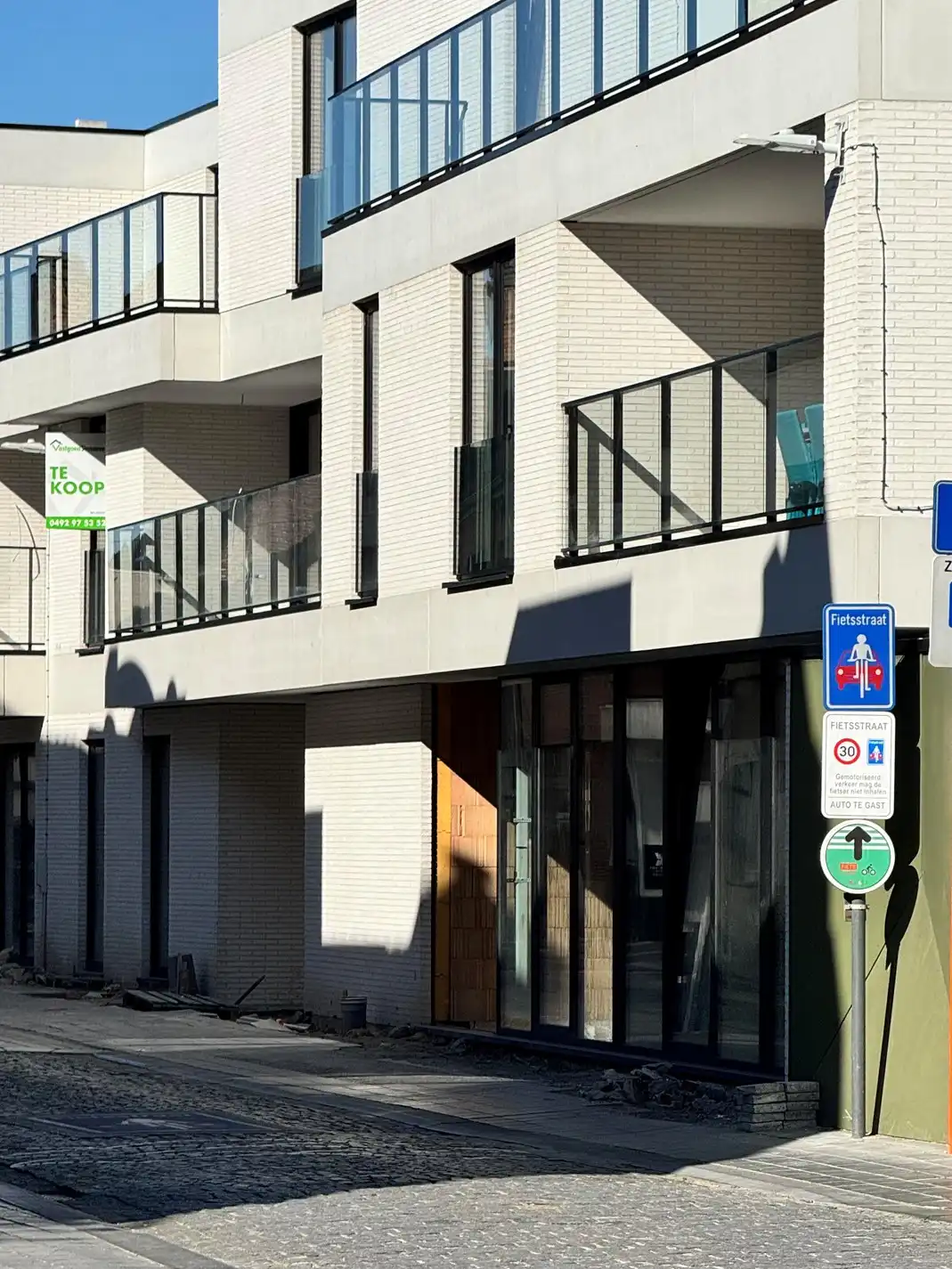 Volledig geschilderd Instapklaar appartement met garage in centrum Koekelare foto 2