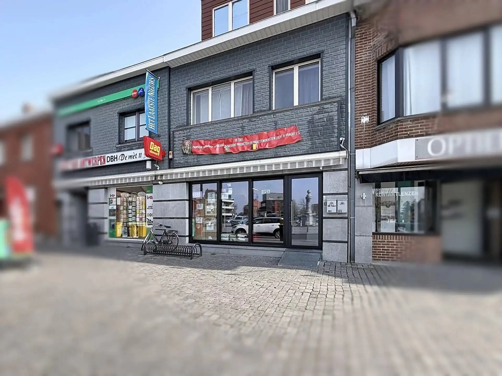 Handelspand met bovengelegen duplex-appartement in het centrum van Dessel. foto {{pictureIndex}}
