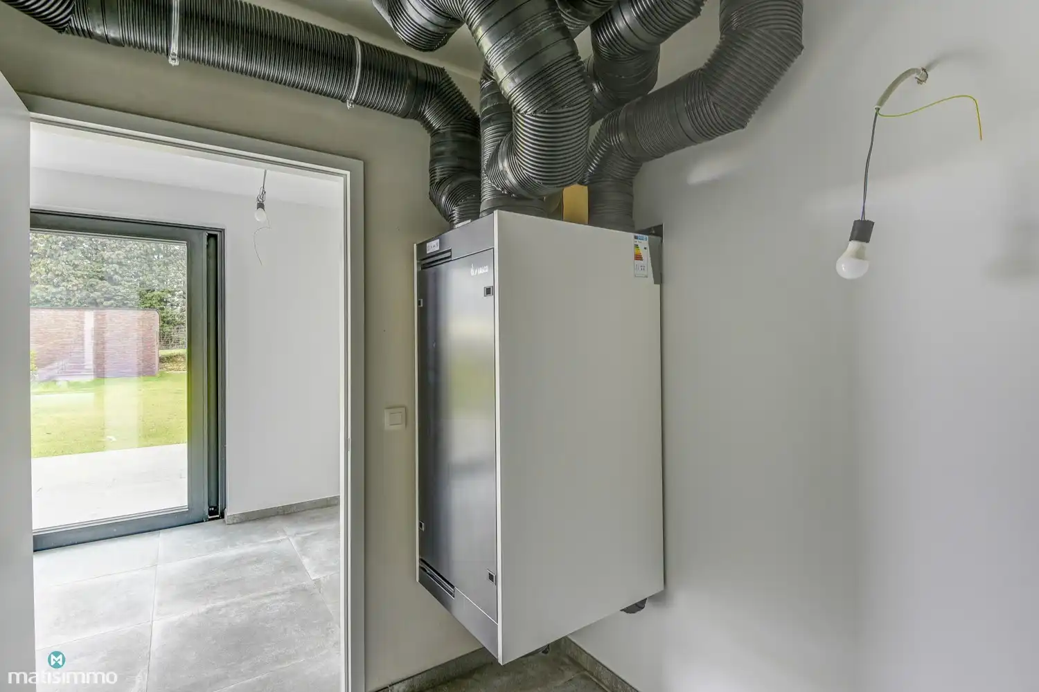 VOLLEDIG AFGEWERKTE EN GESCHILDERDE NIEUWBOUWWONING (EPB E10) MET 3 SLAAPKAMERS, 2 BADKAMERS, 2 GARAGES, KELDER EN AANGELEGDE TUIN IN WERM foto 11