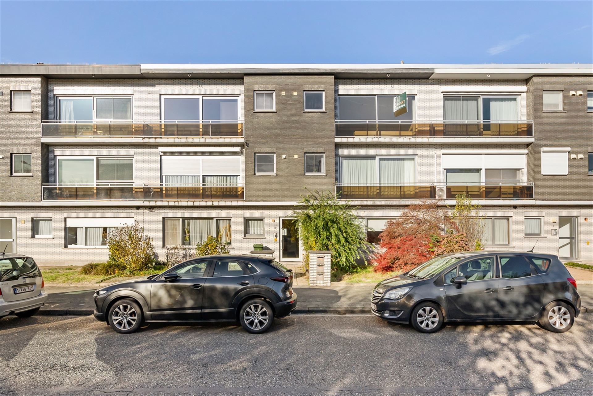 Rustig Gelegen Appartement met 2 Terrassen en Garage foto 17