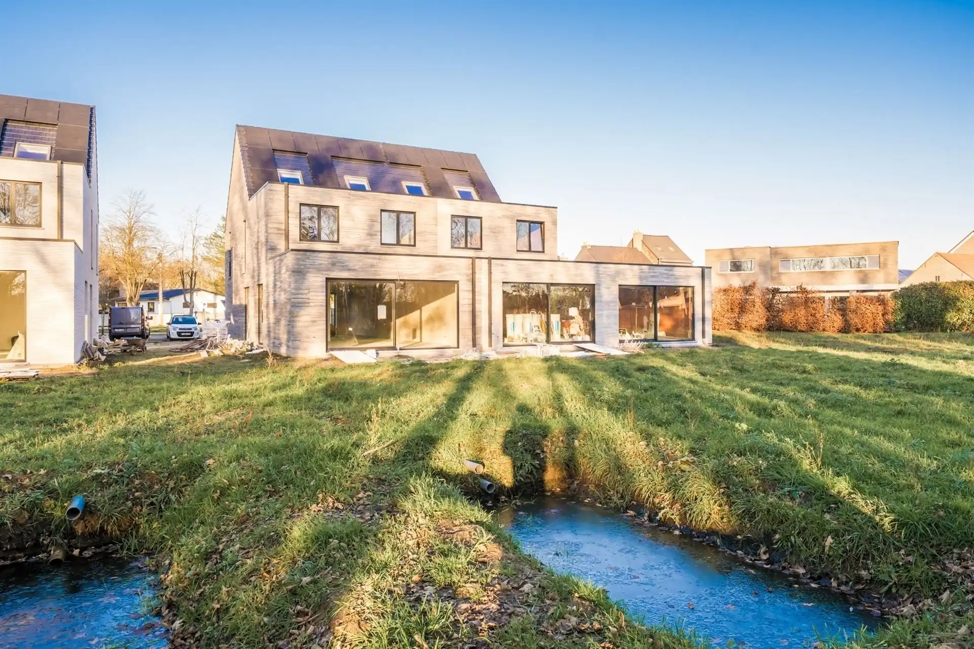 Halfopen nieuwbouwwoning met 4 slpkms en grote zuidgerichte tuin foto 2