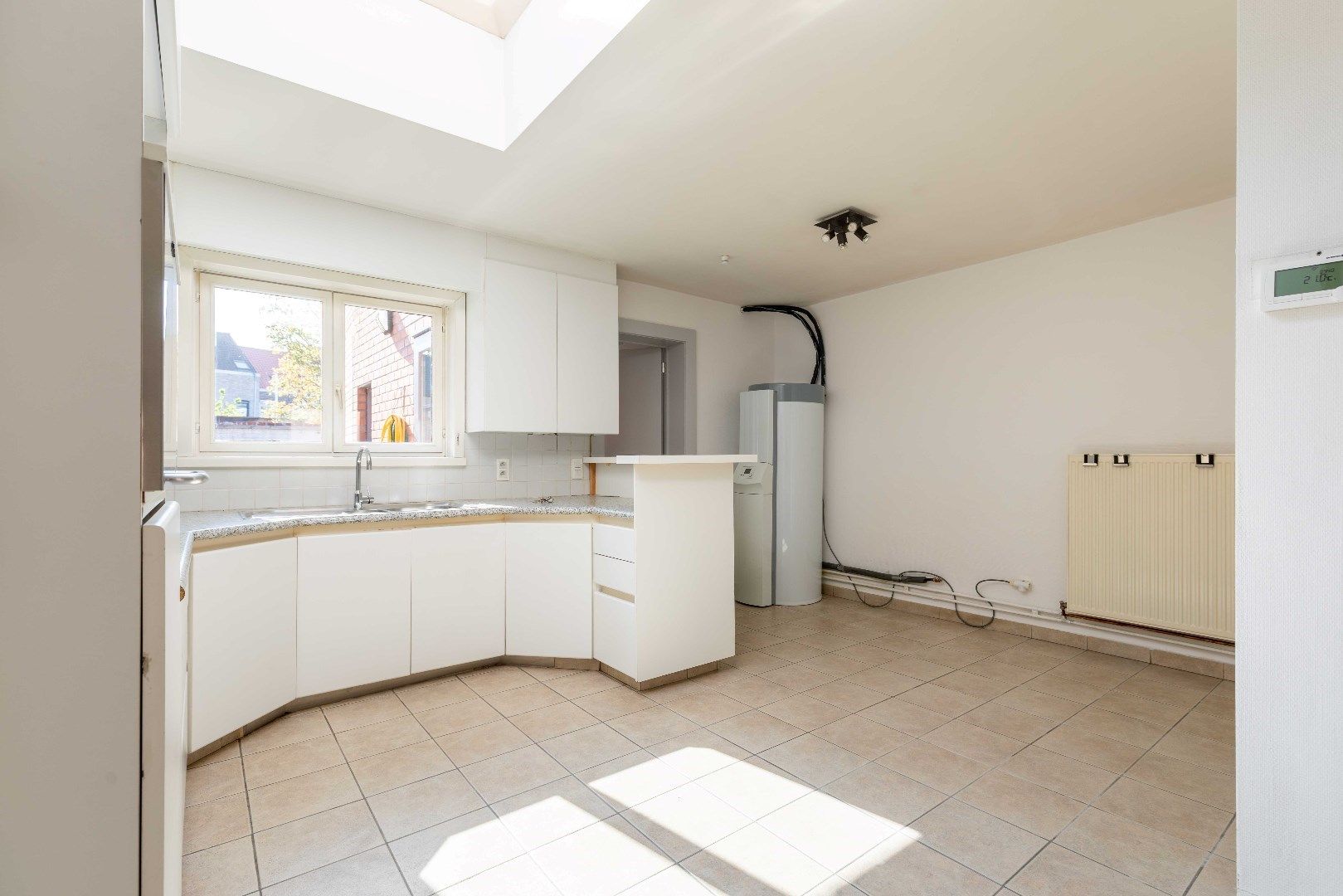 Centraal en rustig gelegen vernieuwde woning met groot zonneterras op enkele passen van de Katelijnepoort. foto 10