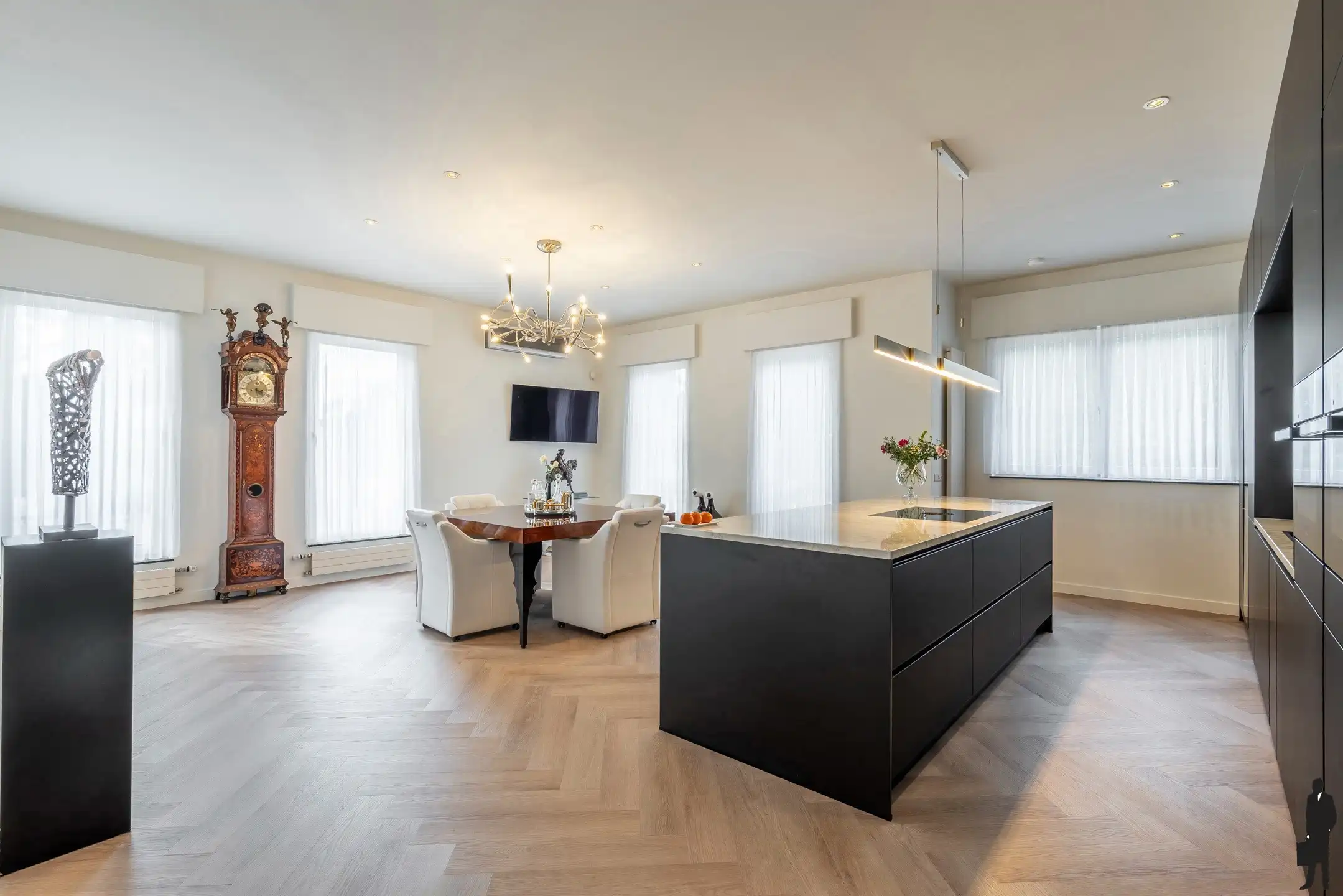 Riante villa (maar liefst 454m² woonopp.) vlakbij Nederland foto 4