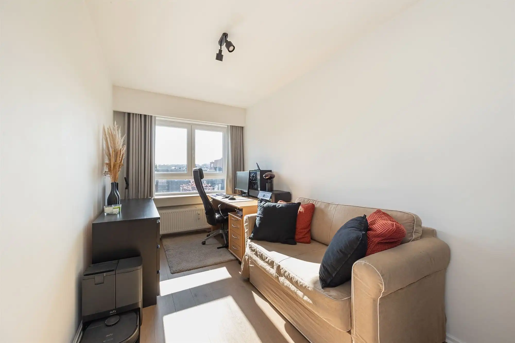 Instapklaar tweeslaapkamer appartement met terras in Deurne-Zuid foto 8