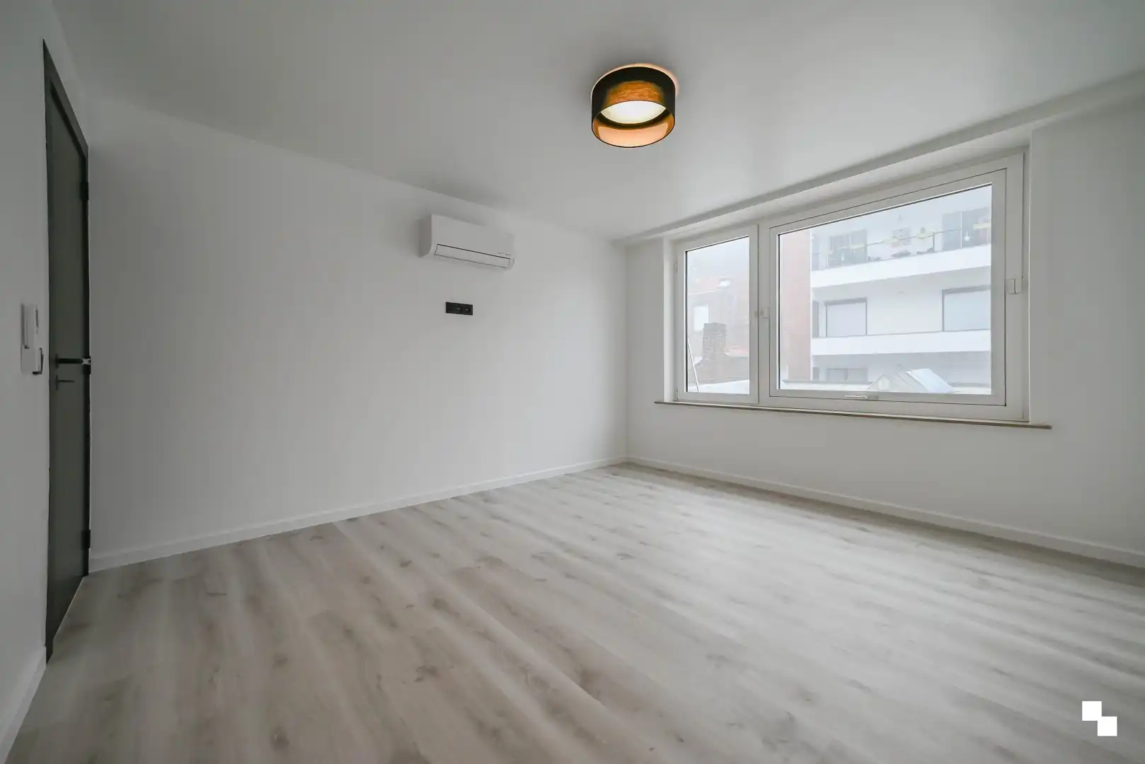 Gerenoveerd appartement met twee slaapkamers & airco in centrum Izegem foto 11