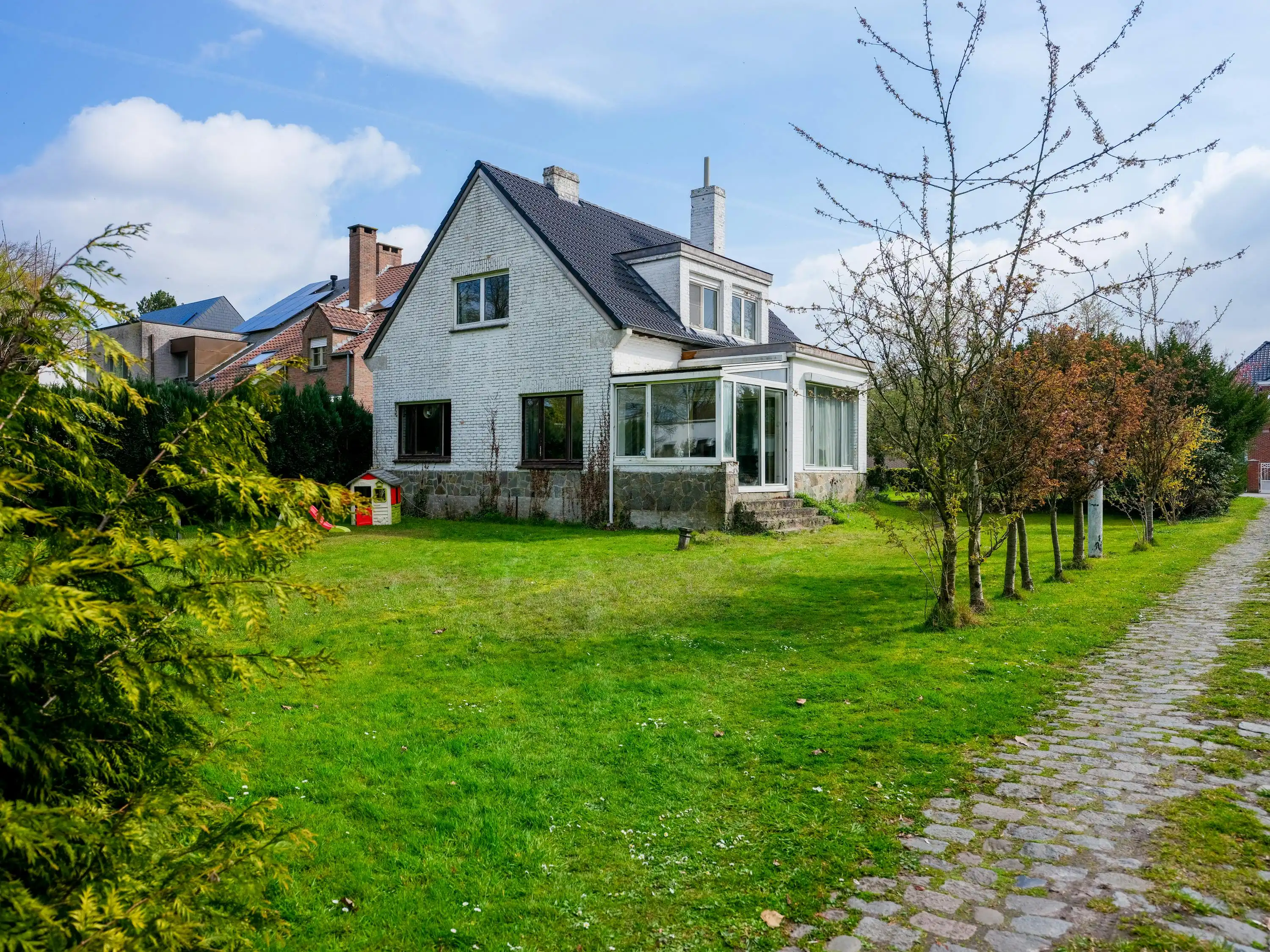 Hoofdfoto van de publicatie: Te renoveren huis met 4 slaapkamers te Assebroek 