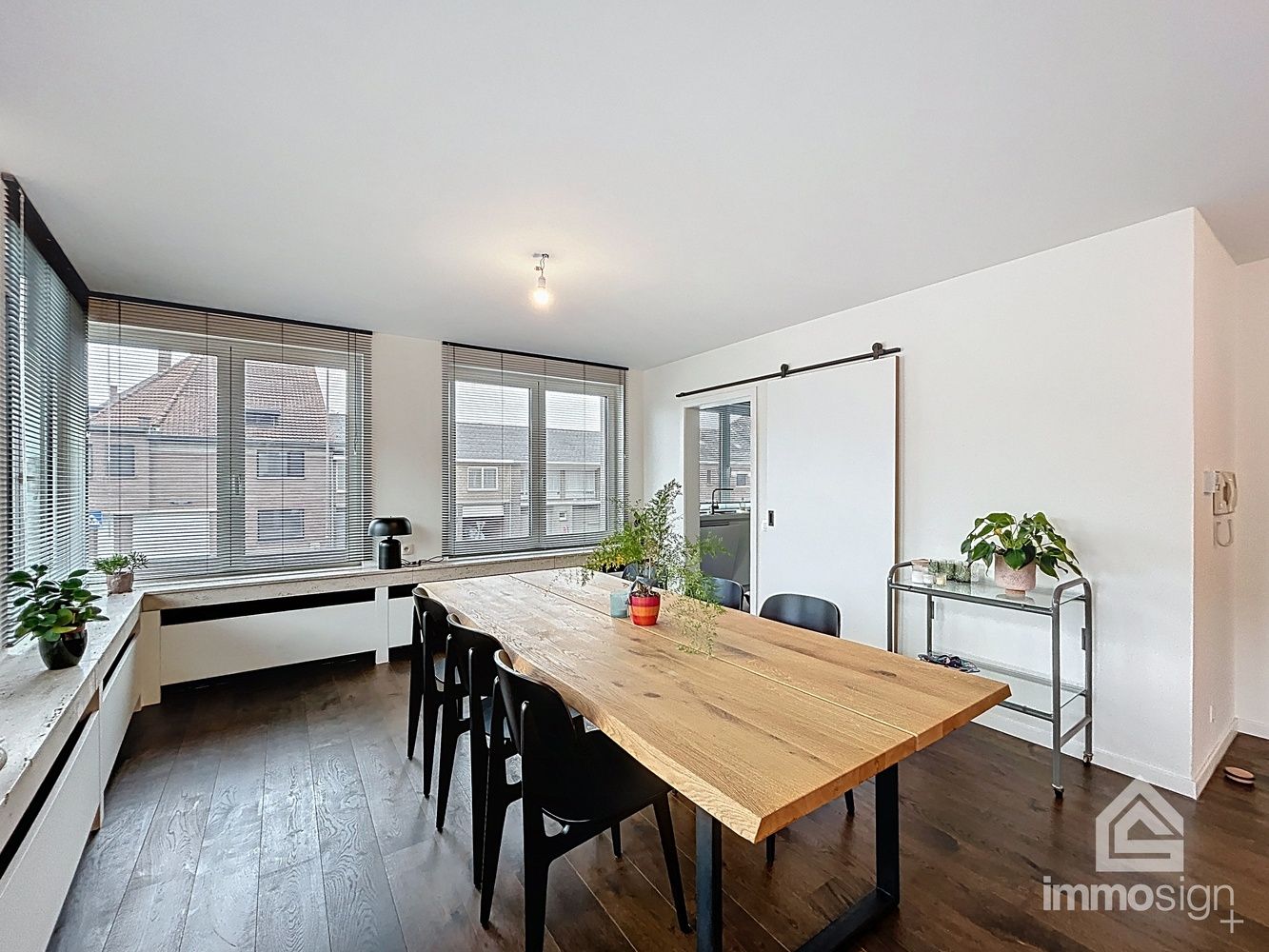 Ruim, lichtrijk appartement in hartje Bree! foto 5