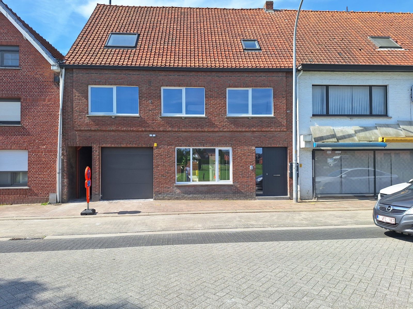 Gerenoveerd duplex-appartement met 3 slaapkamers, terras met tuin, 2 autostaanplaatsen en fietsenberging. foto 1