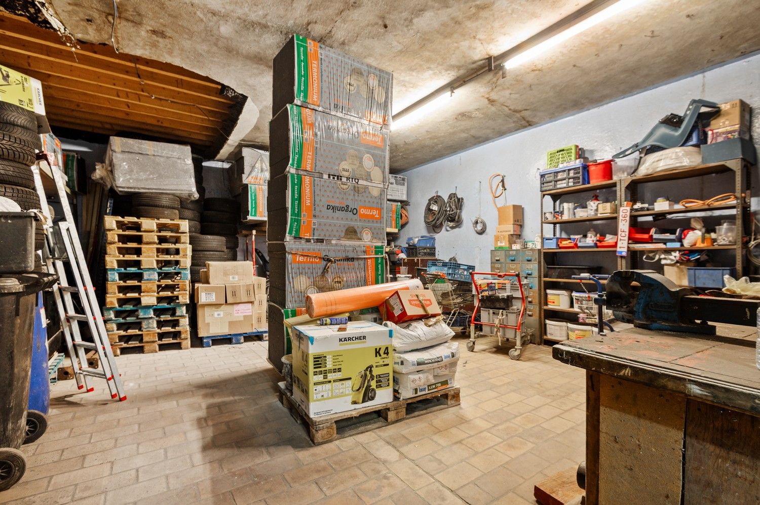 Opbrengsteigendom met een groot magazijn en 3 appartementen te koop! foto 5