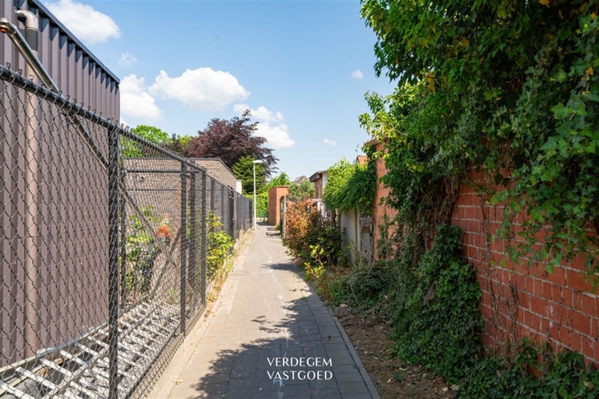 Knap gerenoveerde rijwoning met 2+1 slaapkamers en stadstuin met uitweg foto 16