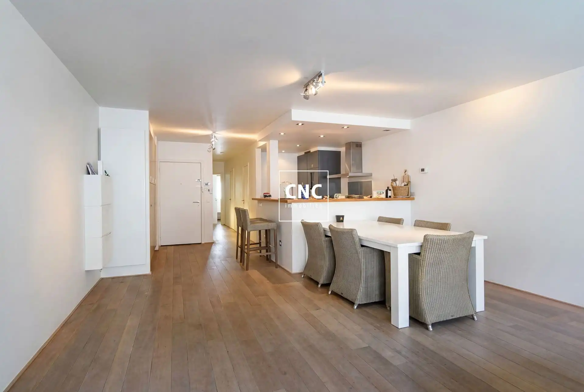 Gemeubeld en instapklaar appartement met zijdelings zeezicht foto 3